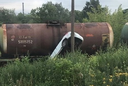 Иномарка отлетела в грузовой поезд в Дзержинске: пострадали три человека