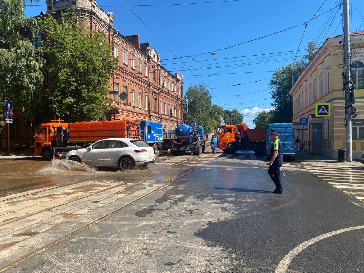 Жители 13 домов остались без холодной воды из-за аварии на водопроводе на улице Большая Печерская