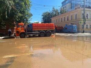 Ни дня без потопа: как Нижний Новгород пережил утечку на водопроводе на Большой Печерской