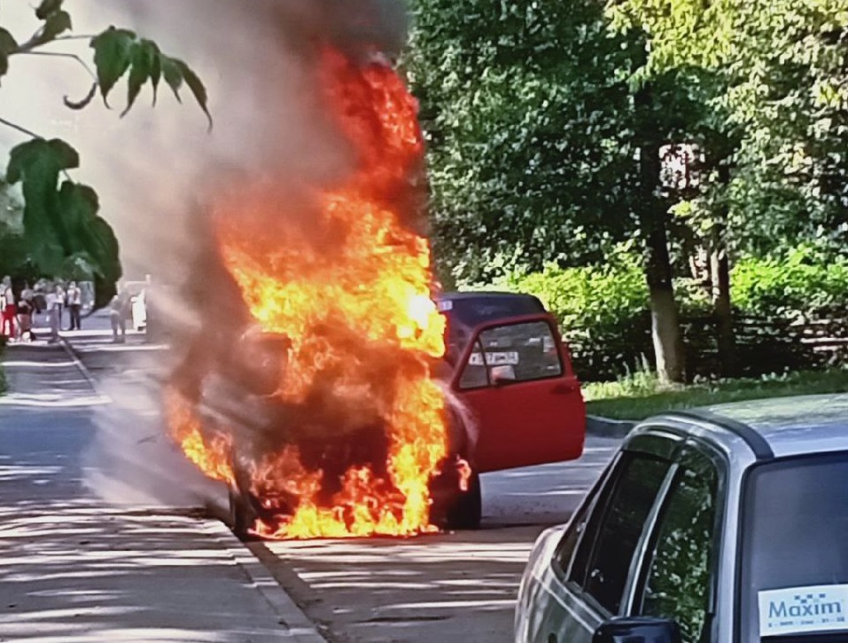 Автомобиль загорелся в Автозаводском районе