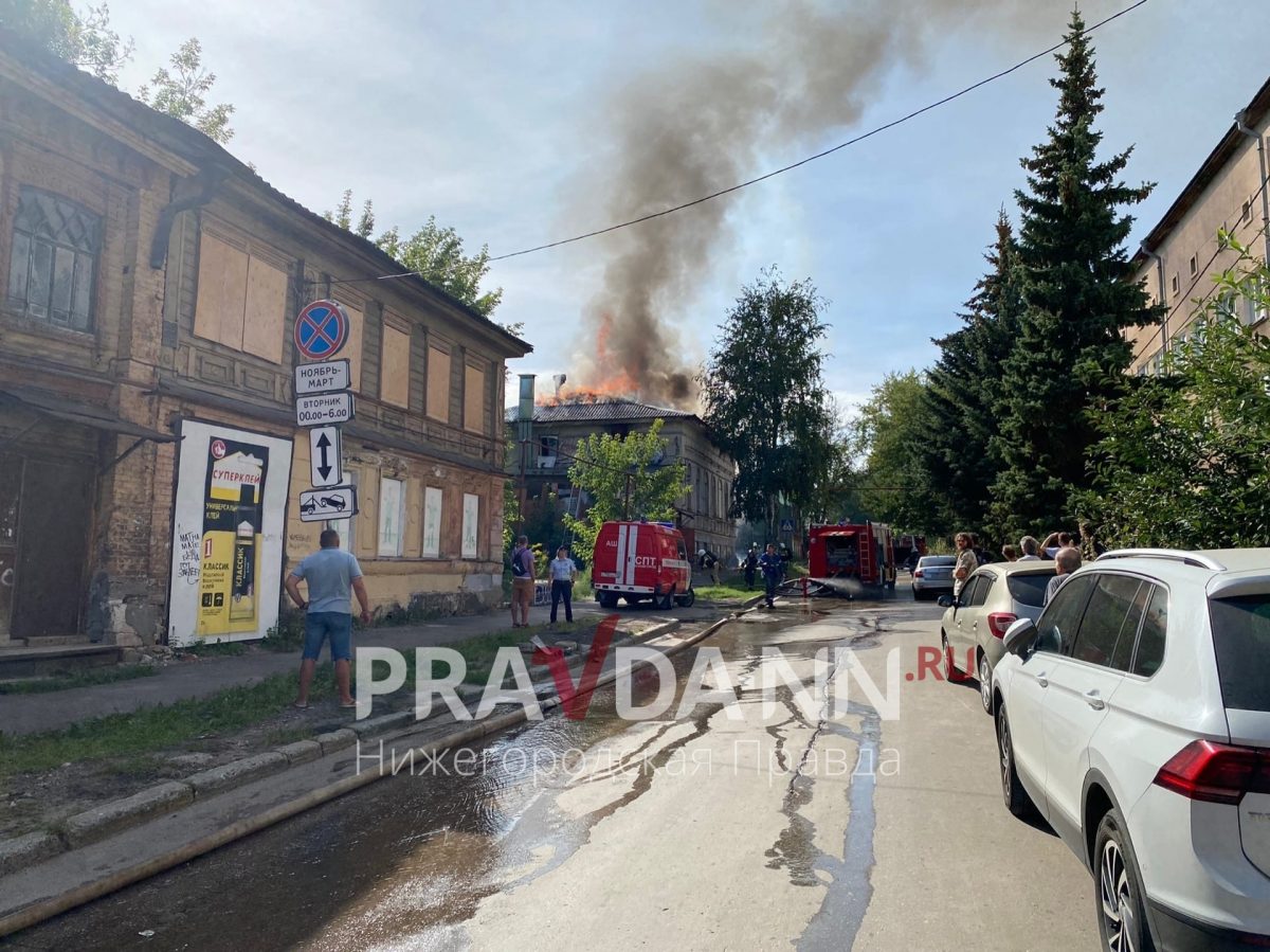 Расселенный деревянный дом загорелся на улице Грузинской