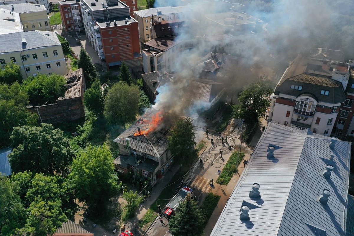 Опубликованы видео двух пожаров в центре Нижнего Новгорода