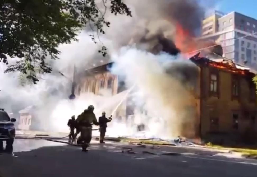 Крупный пожар разгорелся на улице Нижегородской