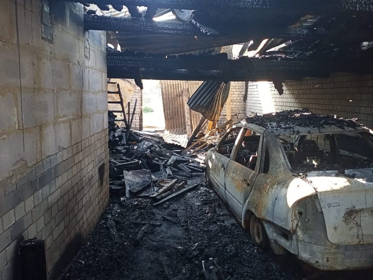 Два дома и автомобиль сгорели из-за неосторожного обращения с огнем в Выксе
