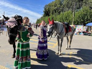 Карнавальный городок, восточный базар, джигитовка: как Ковернино отметило день рождения