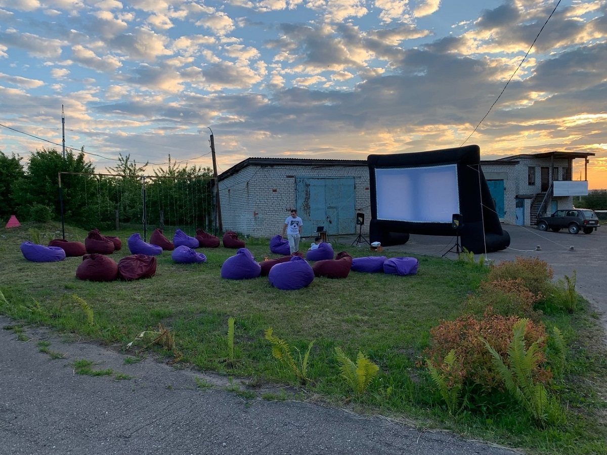 Подростки из Богоявленского детдома создали кинотеатр под звездами для всего села