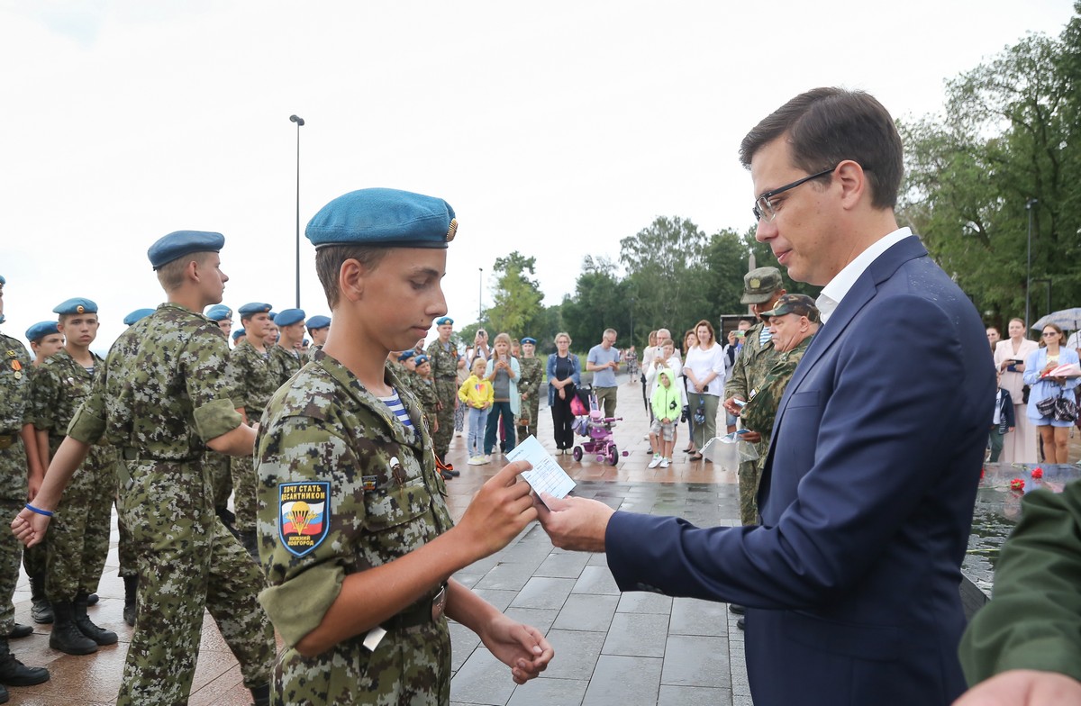Юрий Шалабаев вручил воспитанникам городского лагеря «Хочу стать десантником» памятные медали
