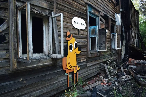 Мем про собаку в огне появился на фасаде сгоревшего дома на улице Нижегородской