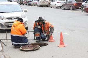 Слесарь и инженер провалились в канализационный люк и отравились газами в Нижнем Новгороде