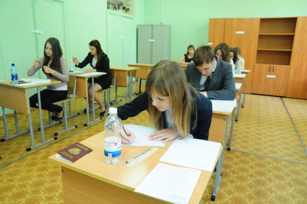 Школьница из Первомайска, которая пострадала из-за сбоя на ОГЭ, получила аттестат с отличием
