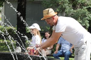 Врачи объяснили, почему в жару нужно больше пить