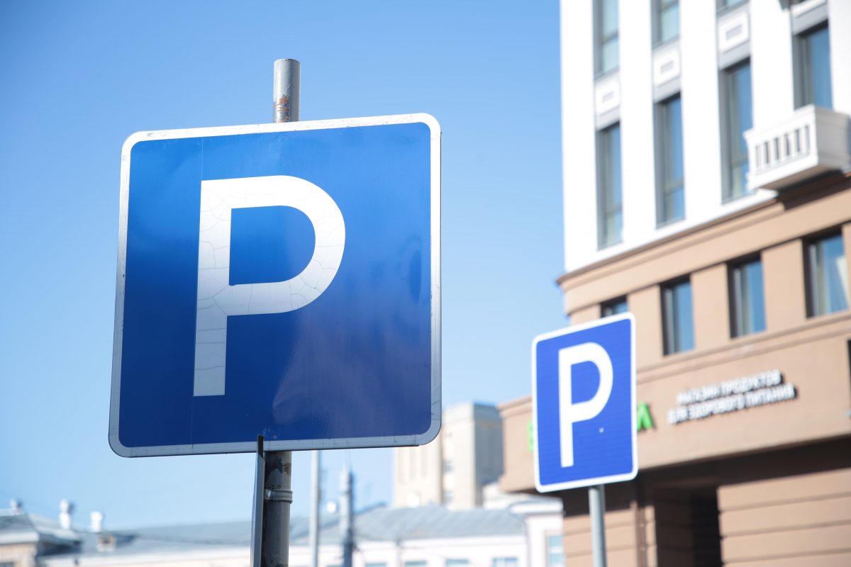 В Госдуме предложили увеличить зону с бесплатными парковками около поликлиник и больниц