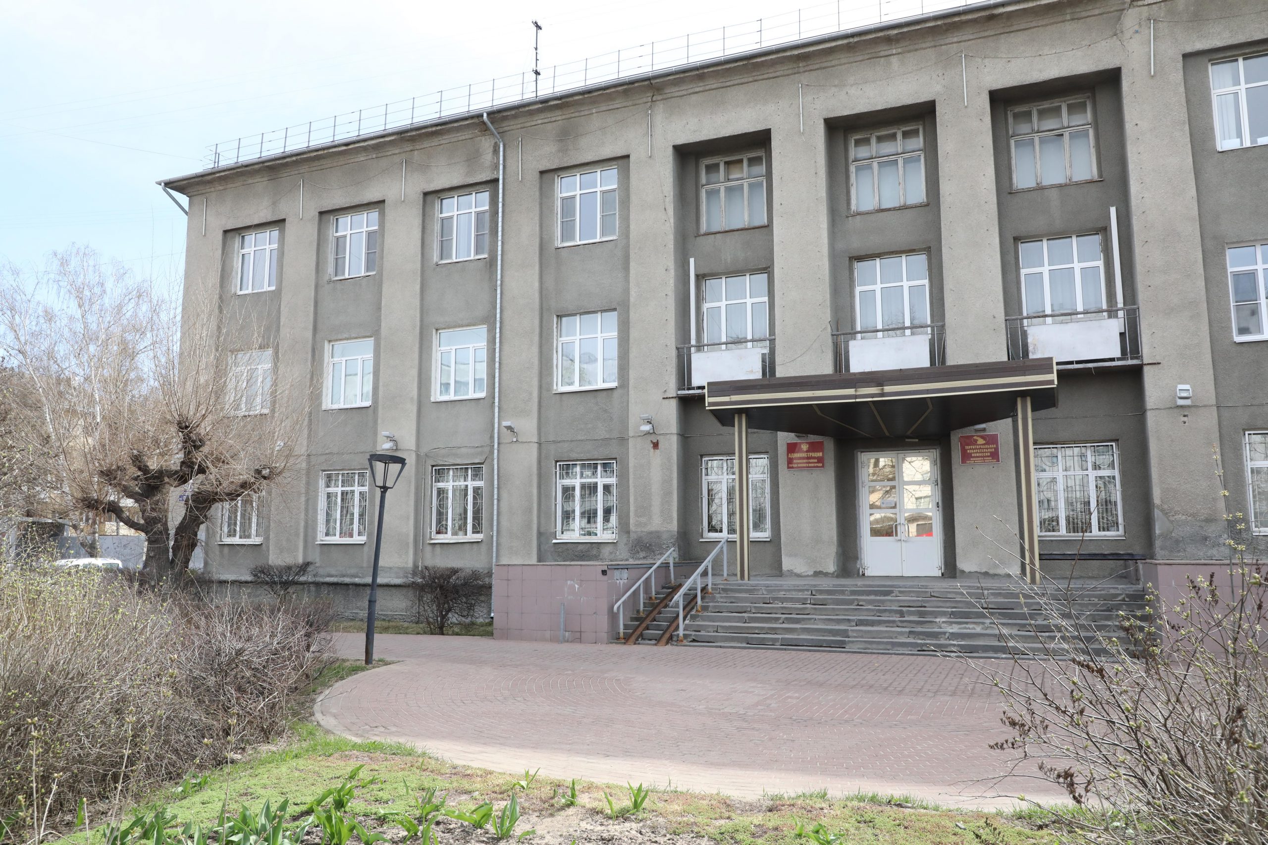 Сквер «Труженикам тыла» у здания администрации Ленинского района не успели благоустроить вовремя