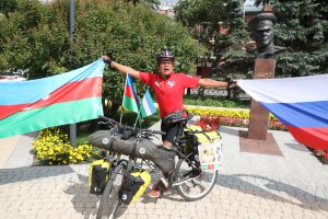 Оперный певец Хурсанд Шеров, совершающий одиночный велопробег по России, приехал в Нижний Новгород