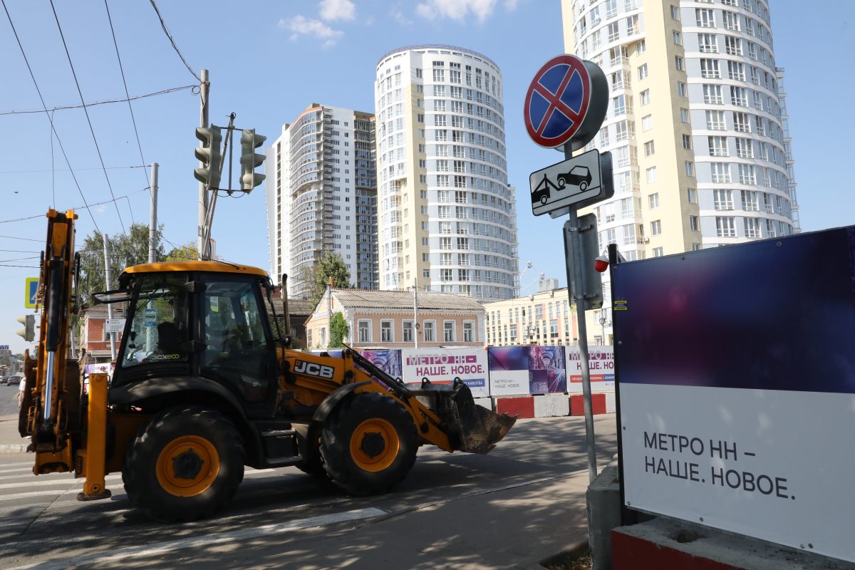 Рабочие начали делать временную дорогу рядом со стройплощадкой будущей станции метро на Сенной