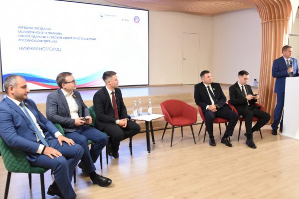 «Инициативы молодых парламентариев могут появиться и «созреть» до конкретных законопроектов, только при условии системной работы с молодежью», — Евгений Люлин