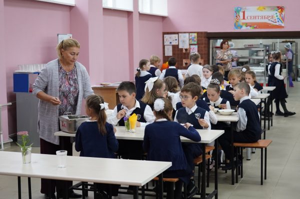 Иван Носков оценил ремонт пищеблоков в школьных столовых