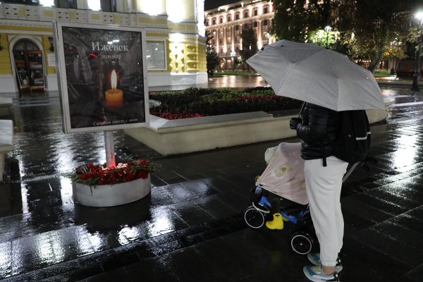 Стихийный мемориал в память о погибших в ижевской школе организовали в центре Нижнего Новгорода