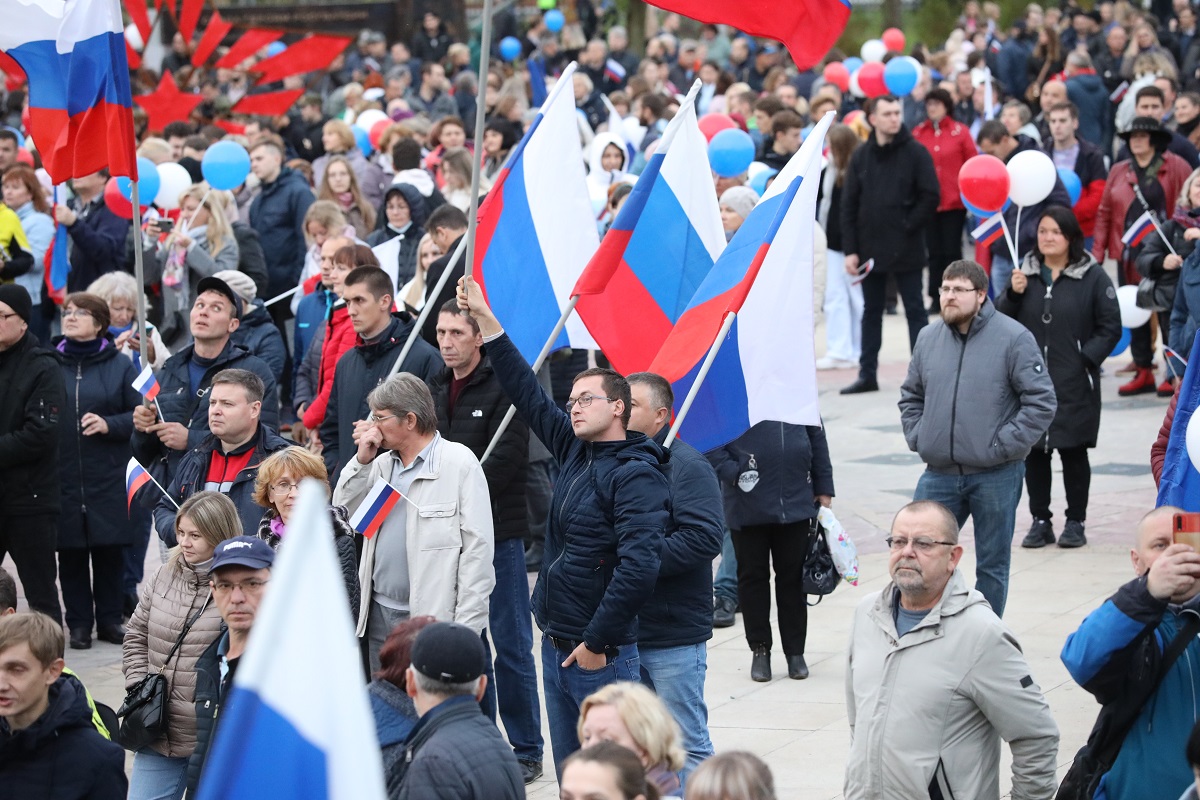 Митинг-концерт «Своих не бросаем!» в Парке Победы собрал около 10 тыс. человек