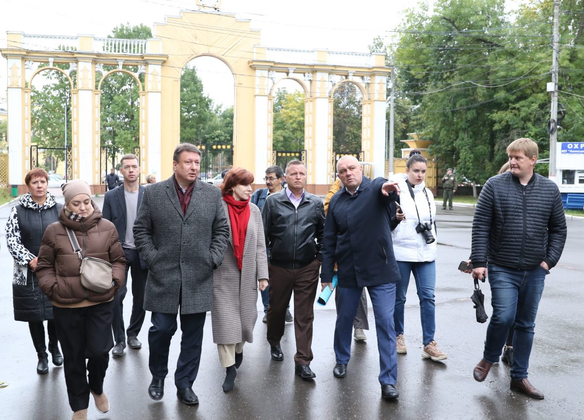 Нижегородские депутаты прогулялись по паркам в Автозаводском районе