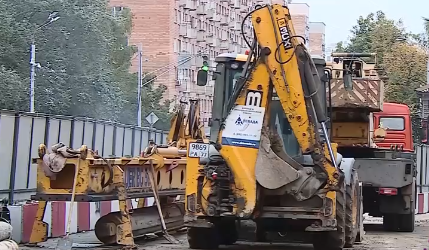 На улице Горького в зоне стройплощадки метро появилась первая буровая машина