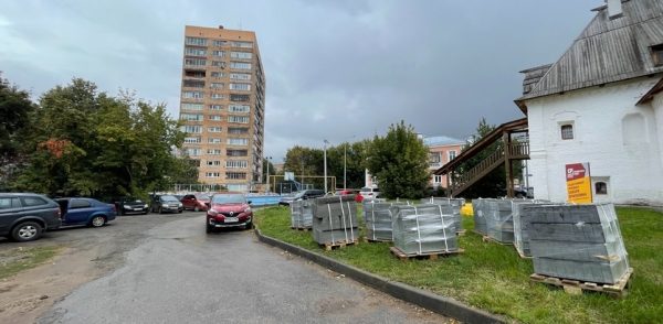 Сквер около палат 17 века на улице Гоголя начали благоустраивать