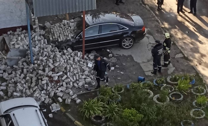 Машина протаранила подъезд многоэтажки на улице Пермякова в Нижнем Новгороде