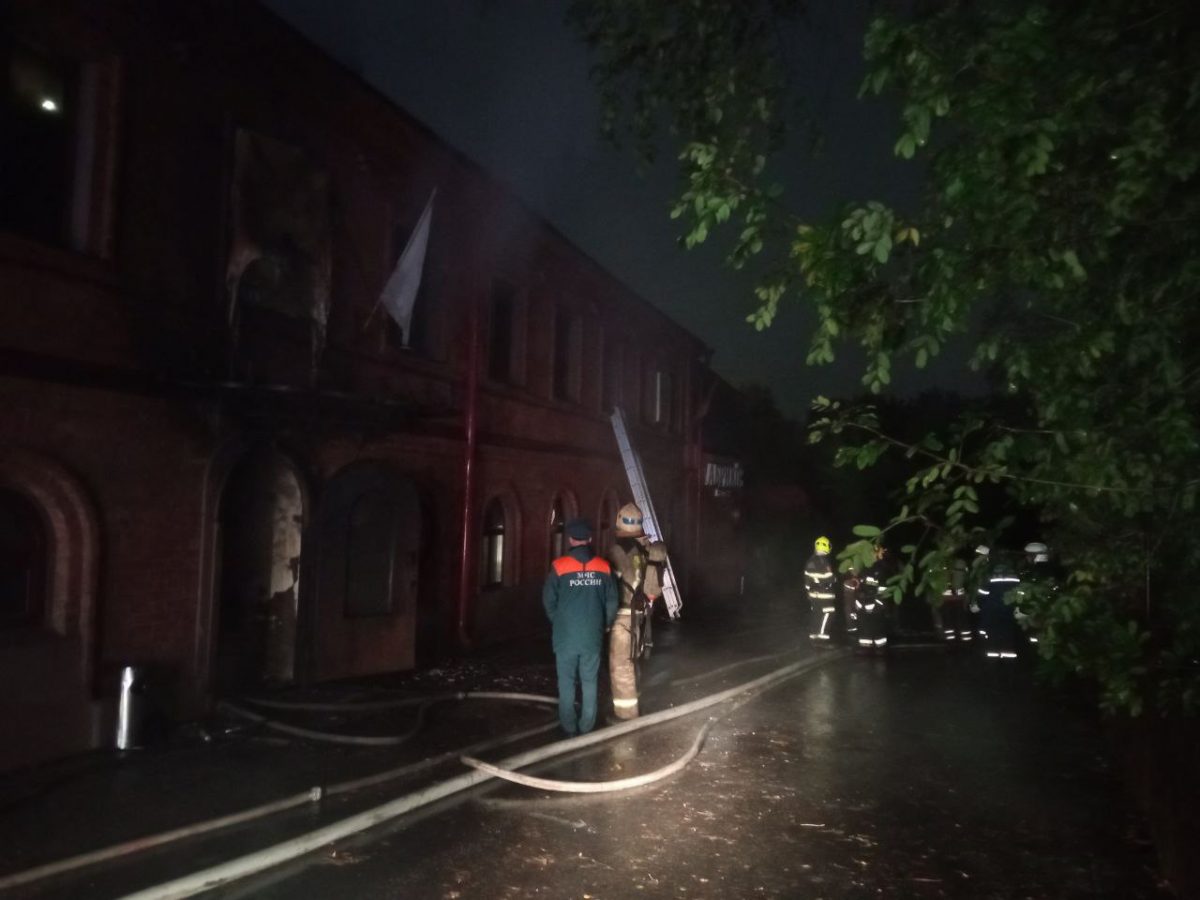 Ресторан на улице Красная Слобода в Нижнем Новгороде загорелся ночью