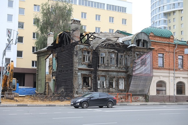 На площади Сенной закончили разбирать сгоревшее здание по соседству с домом Чардымова