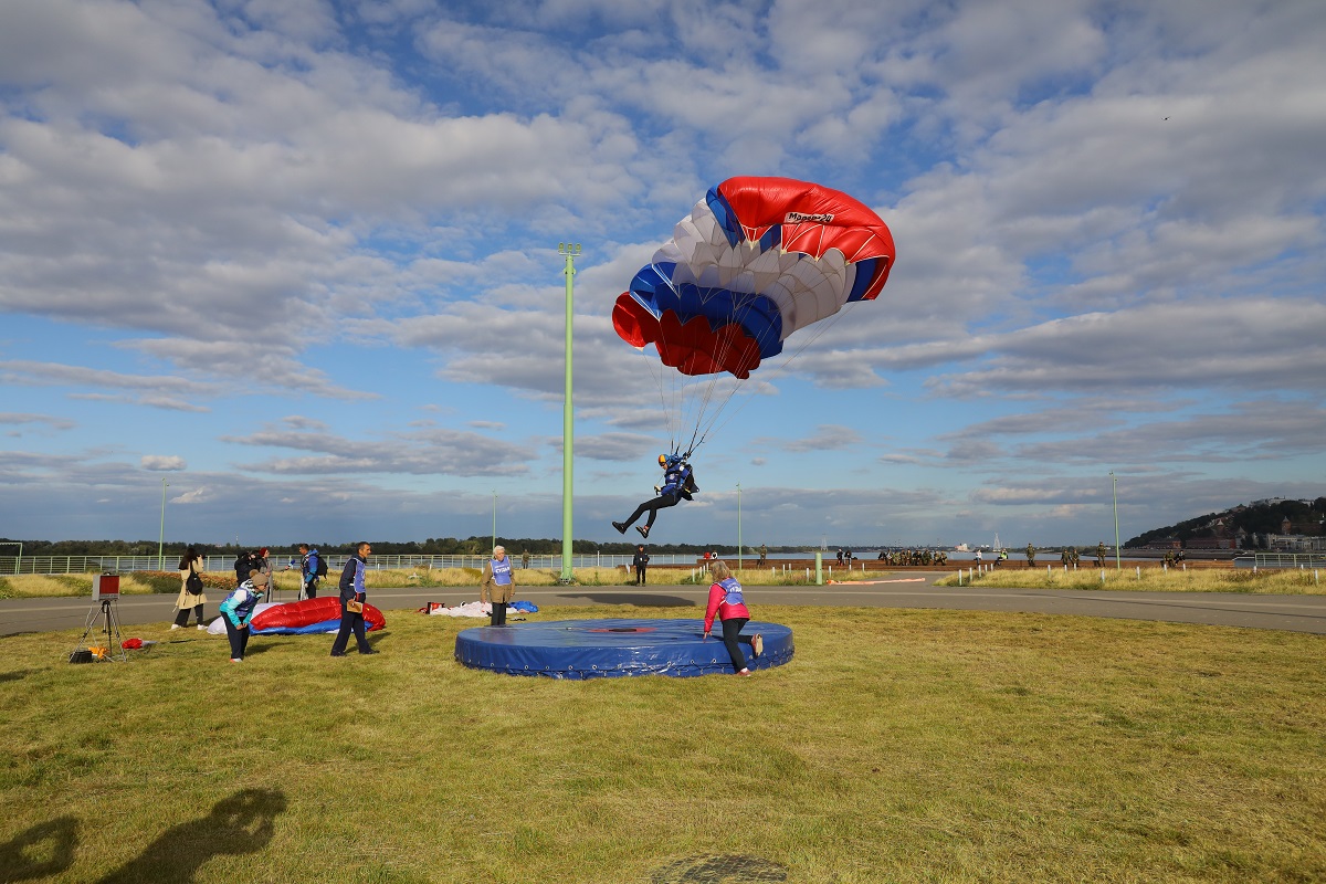 Приземлились на Стрелке: в Нижнем Новгороде завершились соревнования по парашютному спорту