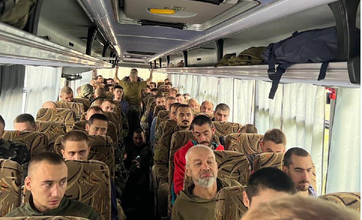 «Мы вас очень ждали. Домой»: опубликовано фото освобождённых из плена российских военнослужащих