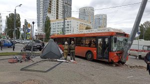 Автобус снес остановку после столкновения с иномаркой на площади Сенной