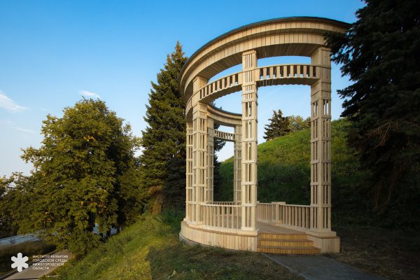 Деревянную ротонду установили в Александровском саду