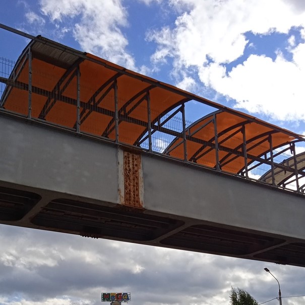Крышу надземного пешеходного моста частично сдуло у ТРЦ «Мега» в Нижнем Новгороде