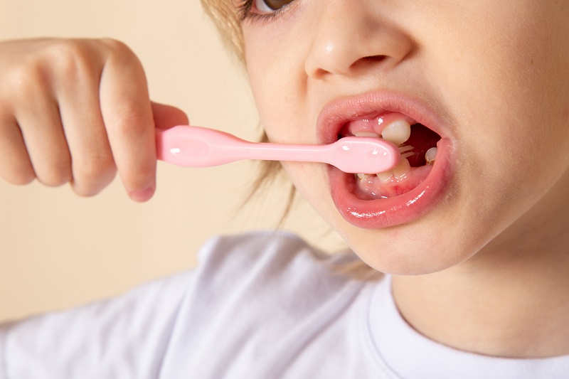 Стоматологи назвали главную ошибку при чистке зубов