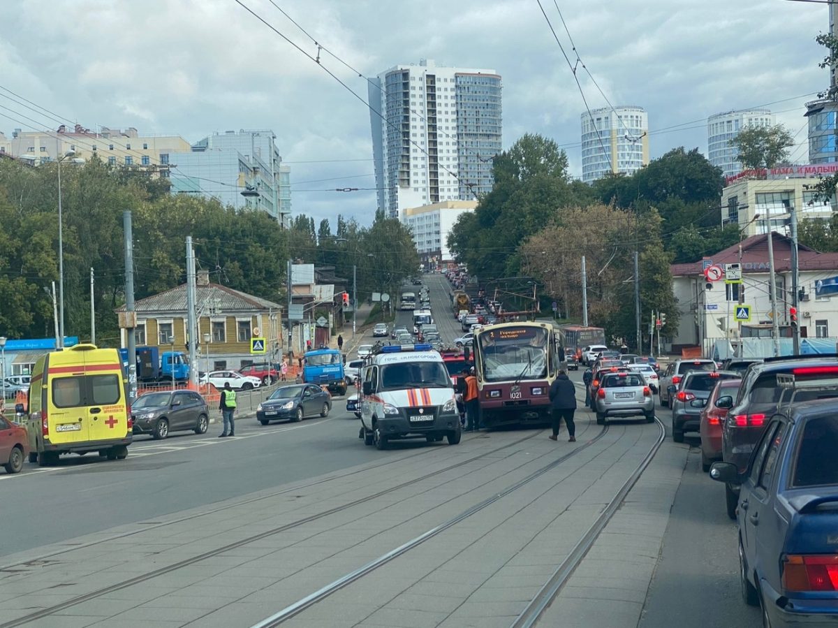 19-летний парень, попавший под колеса трамвая на улице Белинского, скончался