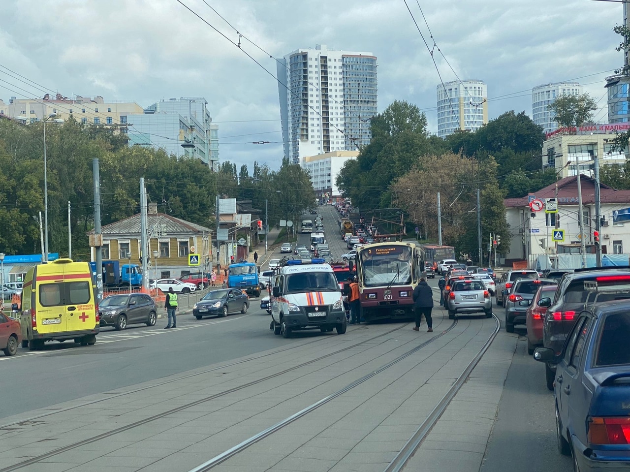 Ул трамвайная нижний. Авария с трамваем в Нижнем Новгороде. Нижний Новгород трамвай ДТП. Инцидент Нижний Новгород. Трамвай на улице Жуковского.