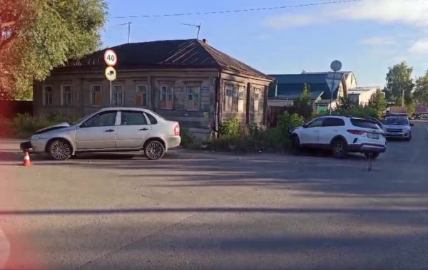 Водитель «Лады Калины» пострадал при столкновении с «Киа Рио» в Арзамасе
