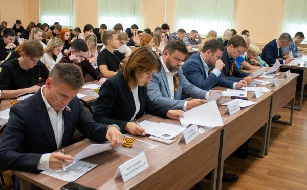 «Единая Россия» провела «Диктант Победы» по всей России, на Донбассе и в 45 странах мира