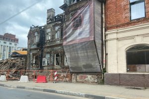 Фото дня: сгоревшее здание рядом с Домом Чардымова на площади Сенной начали разбирать