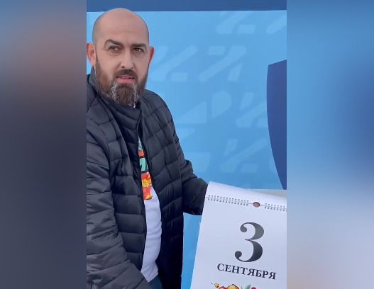Двойник Михаила Шуфутинского переворачивал календарь за 39 тысяч рублей на матче в Нижнем Новгороде