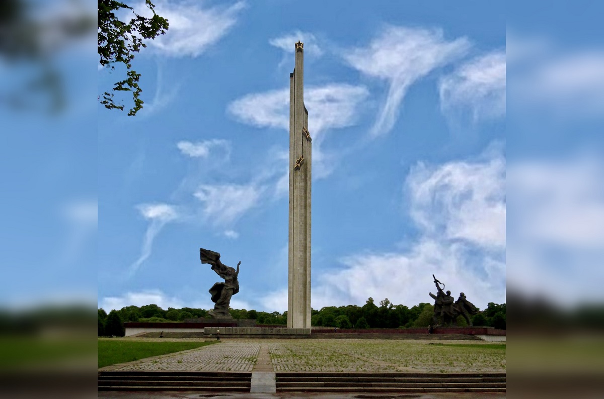 Уничтожая памятники советским солдатам, Прибалтика признаётся в верности идеям нацизма