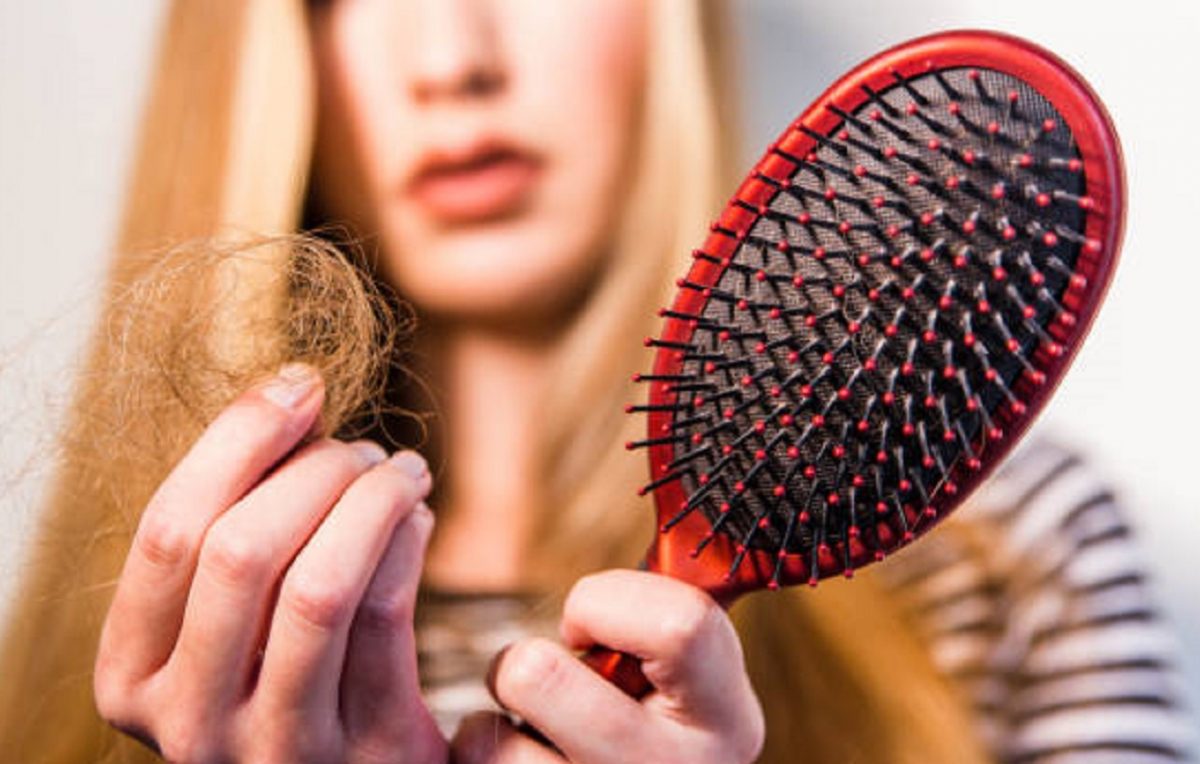 Специалист-трихолог назвала привычки, приводящие к потере волос