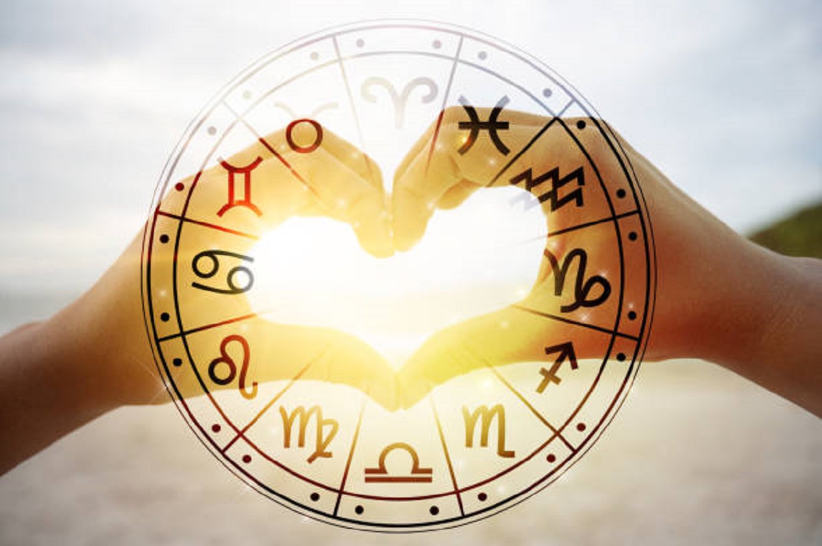 Астрологи рассказали, каким знакам зодиака предстоят перемены в личной жизни этой осенью