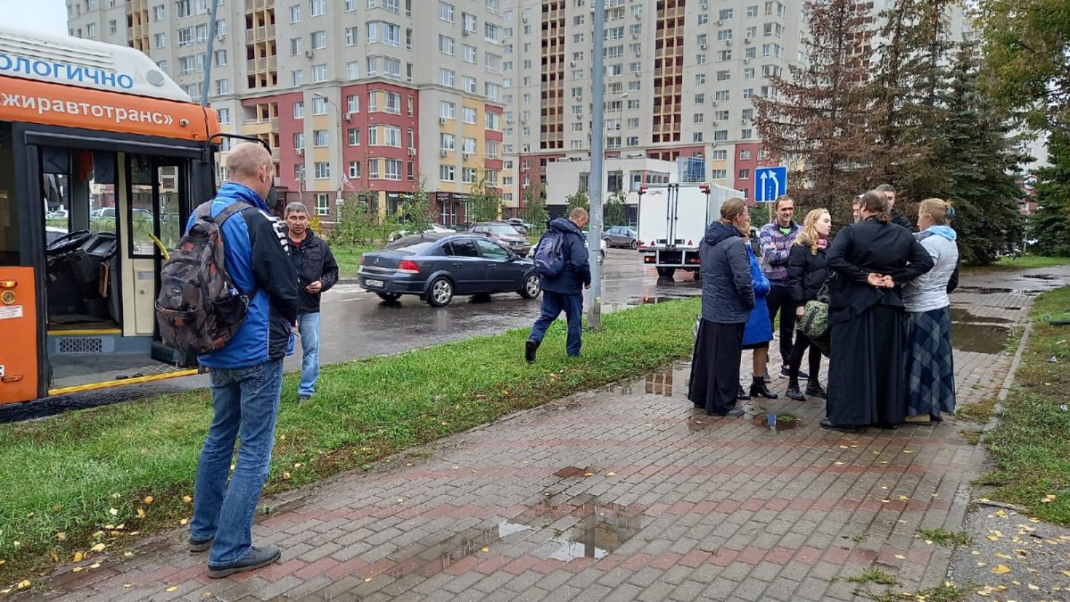 «Всё будет хорошо, скоро вернёмся!»: в Нижнем Новгороде провожают мобилизованных нижегородцев