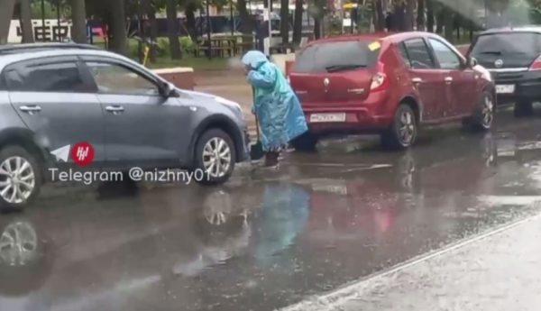 «Коммунальный ангел» чистит ливневки в Нижнем Новгороде