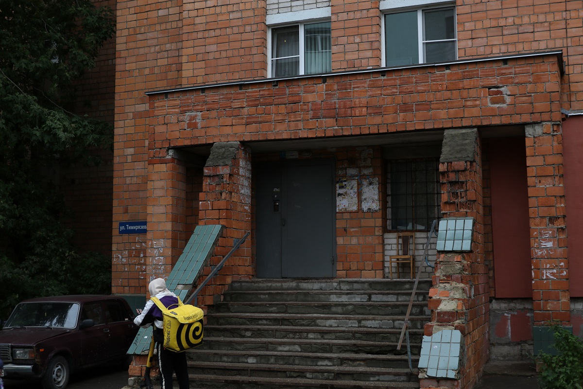Олег Лавричев провел встречу с жильцами дома 33а по улице Тимирязева