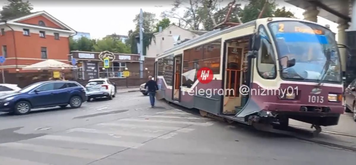 Трамвай и две машины столкнулись на улице Ошарской в Нижнем Новгороде