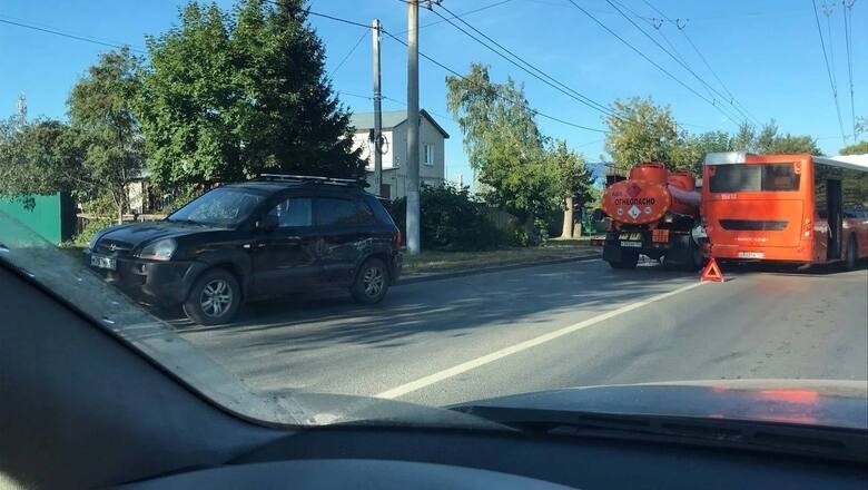 Двухкилометровая пробка образовалась в Сормовском районе из-за аварии автобуса с бензовозом