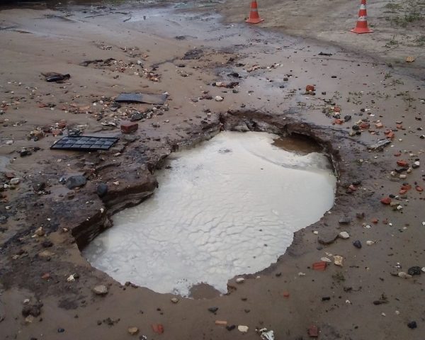 Фонтан из образовавшегося провала в земле в Автозаводском районе устранили